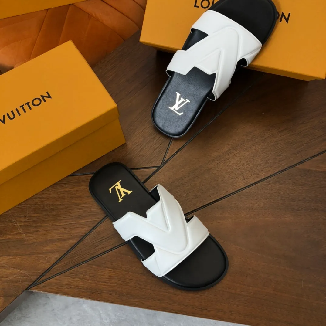 Factory price: 270💰LV counters are selling new brand luxury men's slippers, casual, loose and comfortable. The must-have model in the picture above [Happy][Happy], multiple colors available Size: 38-44, customized 45